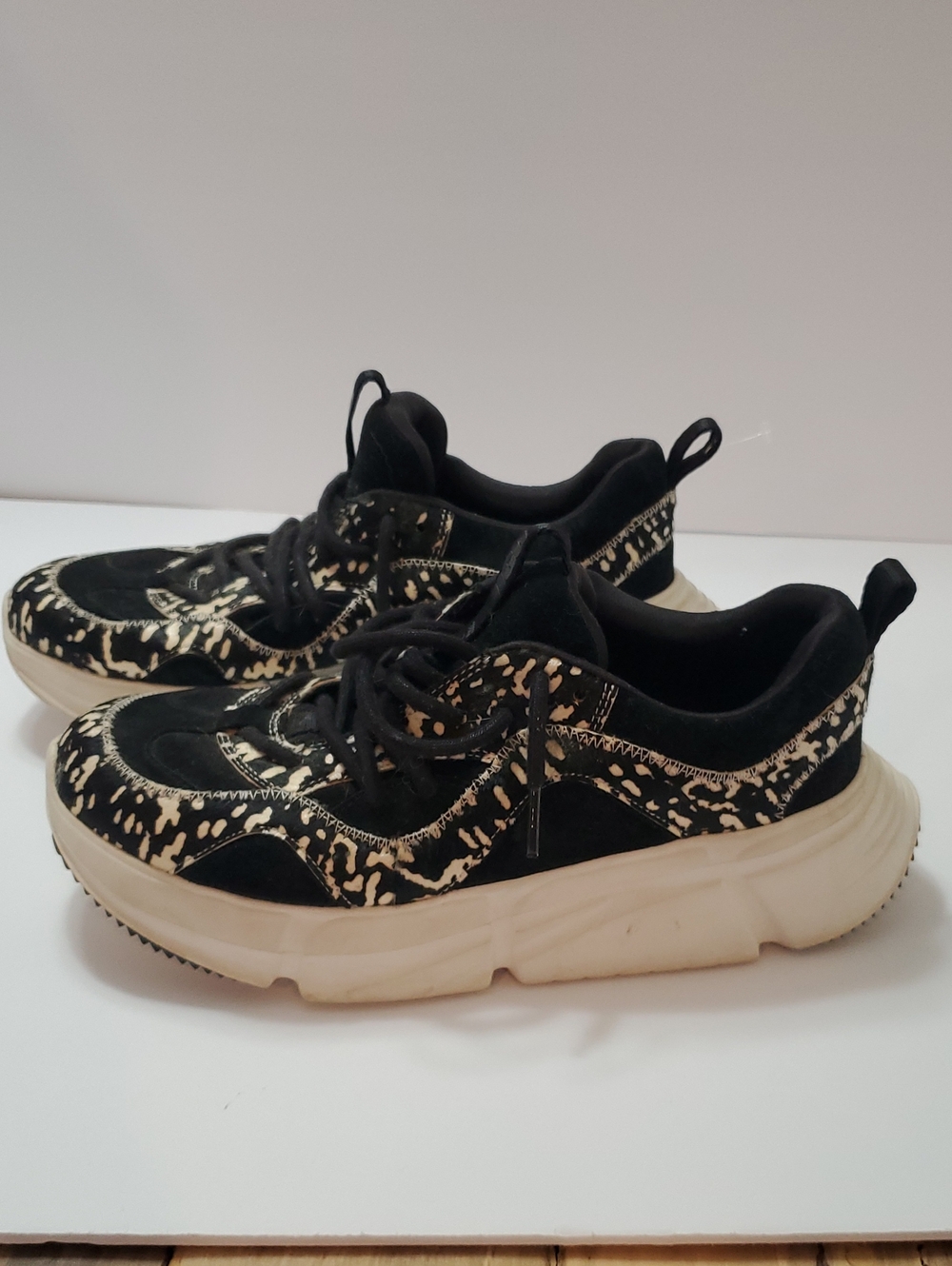 UGG Calle Womens Black & Cream Patterned Chunky Lace-Up Sneakers Sz 9